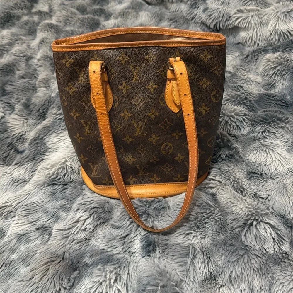 AUTHENTIC LOUIS VUITTON BUCKET BAG